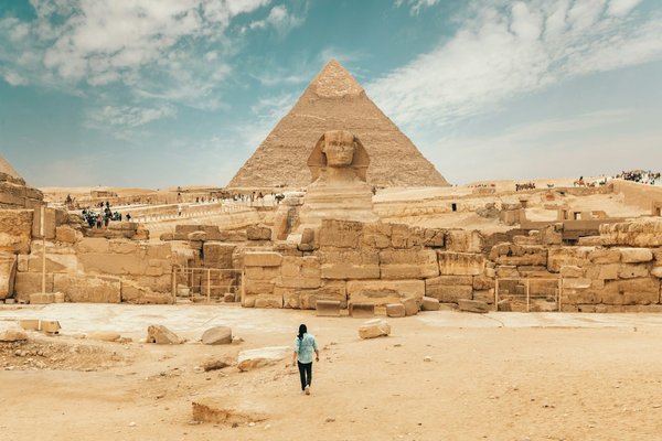 Quelle croisière propose des excursions pour explorer les pyramides de Gizeh en Égypte?