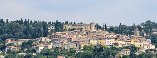 Où trouver une location de vacances en Provence avec des ateliers de cuisine et des visites de vignobles?